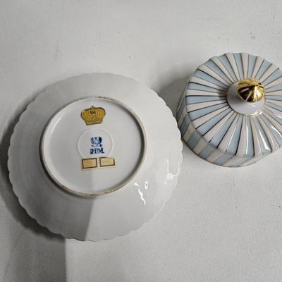 Sale Photo Thumbnail #155: Vintage Vanity Powder Jar, Blue and White with Gilt Stipes

Description: RPM Royal Porzellan-Manufaktur
Dimensions: 2.5x7.5x7.5
Damage: Normal wear