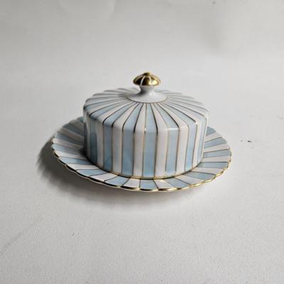 Sale Photo Thumbnail #152: Vintage Vanity Powder Jar, Blue and White with Gilt Stipes

Description: RPM Royal Porzellan-Manufaktur
Dimensions: 2.5x7.5x7.5
Damage: Normal wear