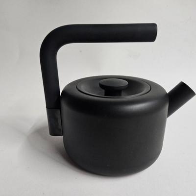 Sale Photo Thumbnail #207: DM64. Fellow Clyde Electric Kettle

Dimensions: 8.5x10.5x7
Damage: Missing hot plate, some wear to spout