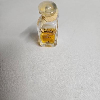 Sale Photo Thumbnail #258: DM70. Lot of Perfume Bottles on a Capiz Shell Tray

Dimensions: 24x36
Damage: Normal wear