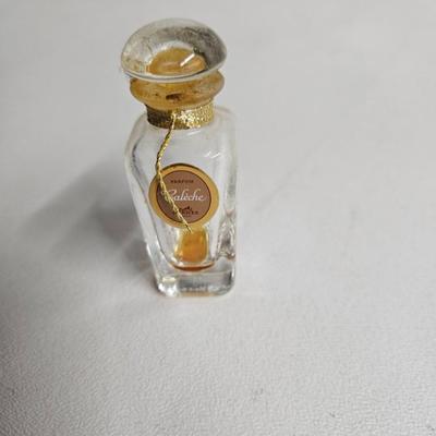 Sale Photo Thumbnail #260: DM70. Lot of Perfume Bottles on a Capiz Shell Tray

Dimensions: 24x36
Damage: Normal wear