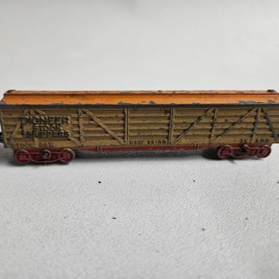 Sale Photo Thumbnail #274: DM73. Lot of Tootsie Toy Trains

Dimensions: Creamer – 3x4x2, Sugar – 3x6x2.5
Damage: Normal wear