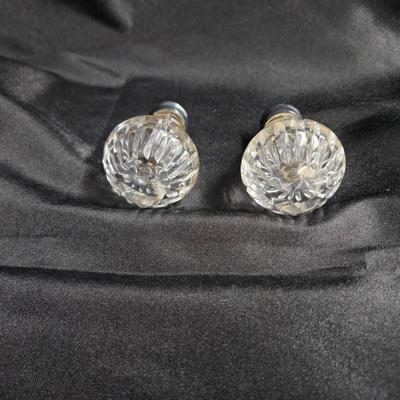 Sale Photo Thumbnail #294: DM76. Antique Wedgwood Crystal Salt & Pepper Shakers with Silver Tops

Dimensions: 4x2x2
Damage: Normal wear