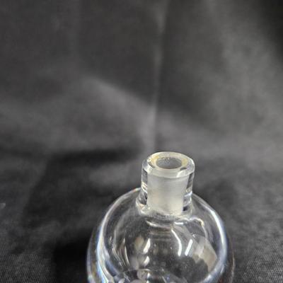 Sale Photo Thumbnail #321: A lot of Glass Gravity Flask & Perfume Bottle
Description: A Gravity flask is used to measure the density of liquids
Dimensions: 5x2x2
Damage: Normal wear