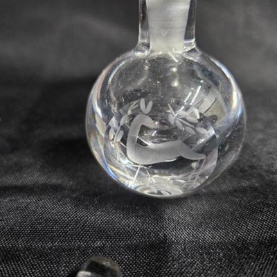 Sale Photo Thumbnail #322: A lot of Glass Gravity Flask & Perfume Bottle
Description: A Gravity flask is used to measure the density of liquids
Dimensions: 5x2x2
Damage: Normal wear