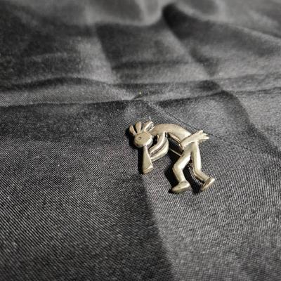 Sale Photo Thumbnail #407: Sterling Silver Native American Kokopelli Brooch Pin

Dimensions: 1 ½ inch tall
Damage: Normal wear