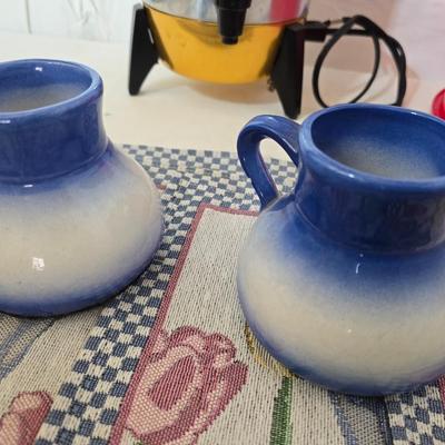 Kitchen & Decor Lot – Coffee Urn, Tupperware Cake Keeper, Placemats, Pottery