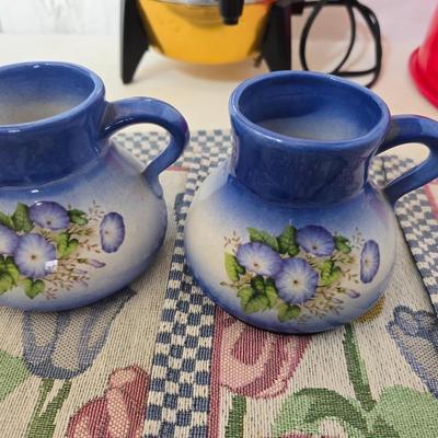 Kitchen & Decor Lot – Coffee Urn, Tupperware Cake Keeper, Placemats, Pottery