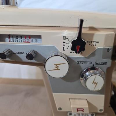 Vintage The White House Sewing Machine – Zigzag, Buttonhole, Reverse Features