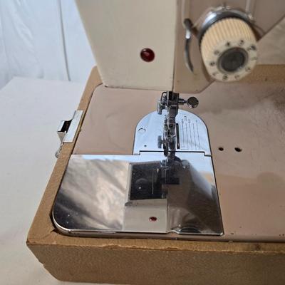 Vintage The White House Sewing Machine – Zigzag, Buttonhole, Reverse Features