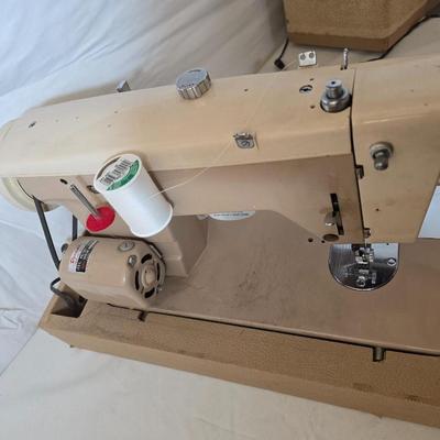 Vintage The White House Sewing Machine – Zigzag, Buttonhole, Reverse Features