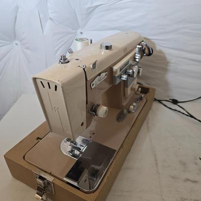 Vintage The White House Sewing Machine – Zigzag, Buttonhole, Reverse Features
