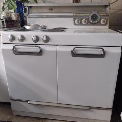 Vintage Frigidaire Electric Stove and Oven: Model RO-60