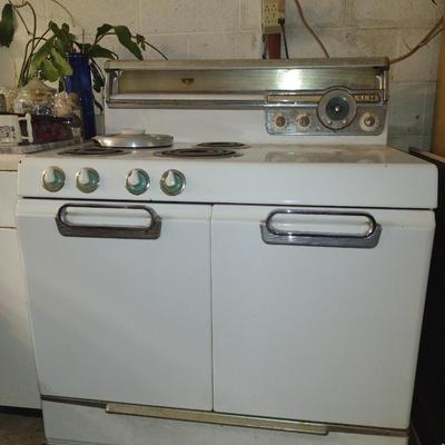 Vintage Frigidaire Electric Stove and Oven: Model RO-60