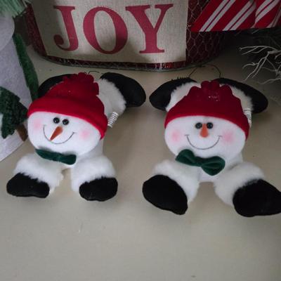 Holiday Décor Lot – Santa, Snowmen, Wreaths & JOY Basket