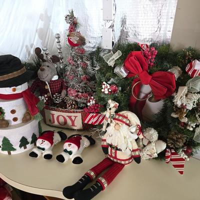 Holiday Décor Lot – Santa, Snowmen, Wreaths & JOY Basket