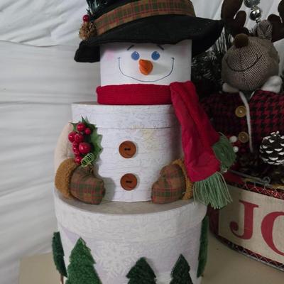 Holiday Décor Lot – Santa, Snowmen, Wreaths & JOY Basket