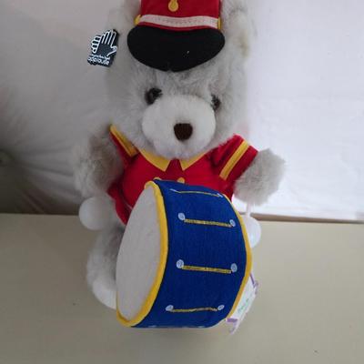 Lot: Animated Holiday and Plush Toy Collection – Musical & Decorative