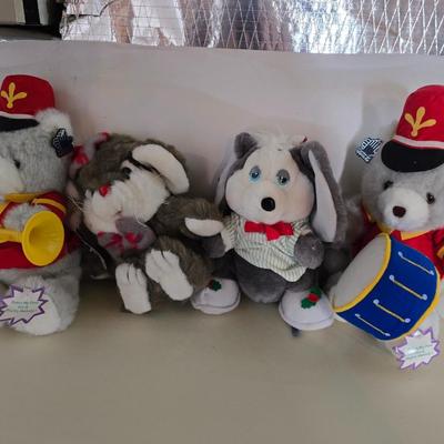 Lot: Animated Holiday and Plush Toy Collection – Musical & Decorative