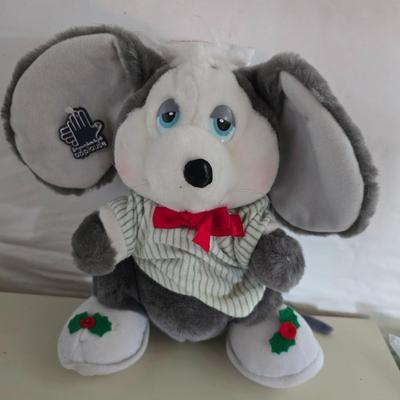 Lot: Animated Holiday and Plush Toy Collection – Musical & Decorative