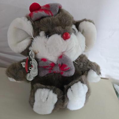 Lot: Animated Holiday and Plush Toy Collection – Musical & Decorative