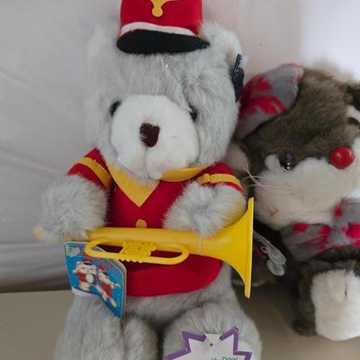 Lot: Animated Holiday and Plush Toy Collection – Musical & Decorative