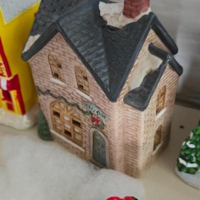 Holiday Village Ceramic Light-Up Set – 20+ Piece Lot