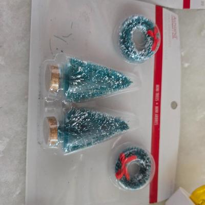 Holiday Village Ceramic Light-Up Set – 20+ Piece Lot
