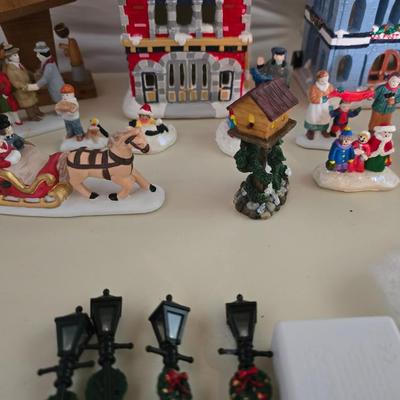 Holiday Village Ceramic Light-Up Set – 20+ Piece Lot