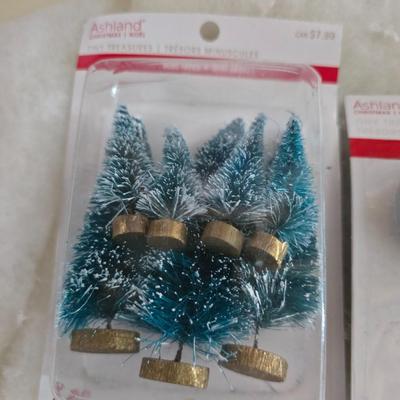 Holiday Village Ceramic Light-Up Set – 20+ Piece Lot