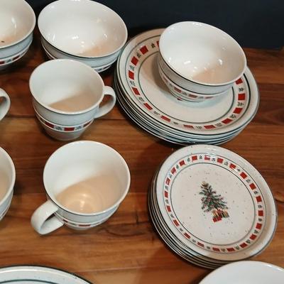 Country Crock Christmas Stoneware Dinnerware Set
