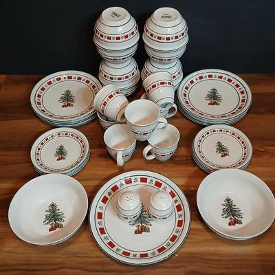 Country Crock Christmas Stoneware Dinnerware Set