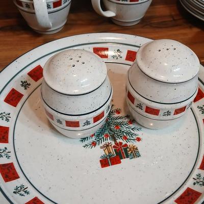 Country Crock Christmas Stoneware Dinnerware Set
