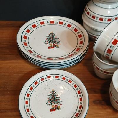 Country Crock Christmas Stoneware Dinnerware Set