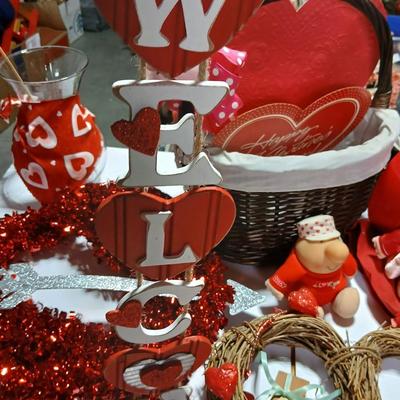 Lot of Valentine’s Day Décor & Gifts – Wreaths, Towels, Ziggy Plush, Crafts