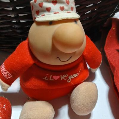Lot of Valentine’s Day Décor & Gifts – Wreaths, Towels, Ziggy Plush, Crafts