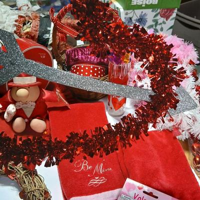 Lot of Valentine’s Day Décor & Gifts – Wreaths, Towels, Ziggy Plush, Crafts