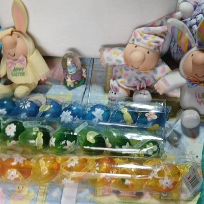 Large Easter Décor & Basket Lot – Plush, Eggs, Ornaments, rug, Fabric Décor all in a nice storage tote!