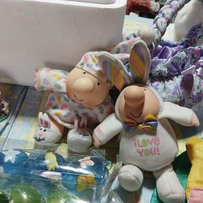 Large Easter Décor & Basket Lot – Plush, Eggs, Ornaments, rug, Fabric Décor all in a nice storage tote!