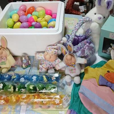 Large Easter Décor & Basket Lot – Plush, Eggs, Ornaments, rug, Fabric Décor all in a nice storage tote!