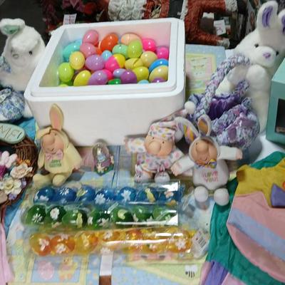 Large Easter Décor & Basket Lot – Plush, Eggs, Ornaments, rug, Fabric Décor all in a nice storage tote!