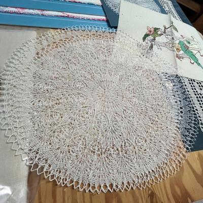 Lot 424 Assorted linens