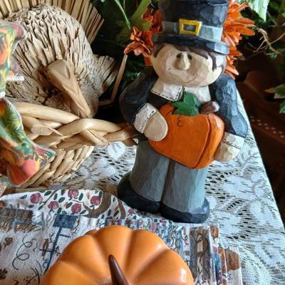 Fall & Thanksgiving Decor Lot – Figurines, Towels, Florals