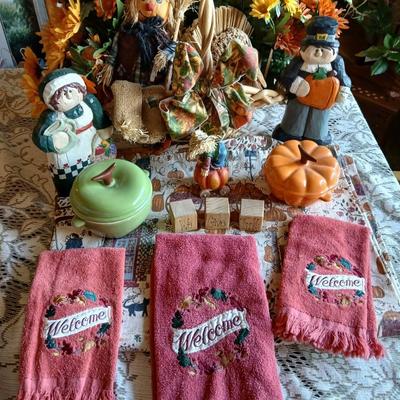 Fall & Thanksgiving Decor Lot – Figurines, Towels, Florals