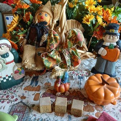 Fall & Thanksgiving Decor Lot – Figurines, Towels, Florals