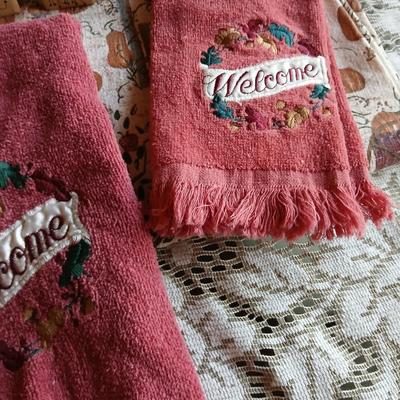 Fall & Thanksgiving Decor Lot – Figurines, Towels, Florals