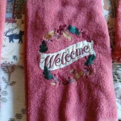 Fall & Thanksgiving Decor Lot – Figurines, Towels, Florals