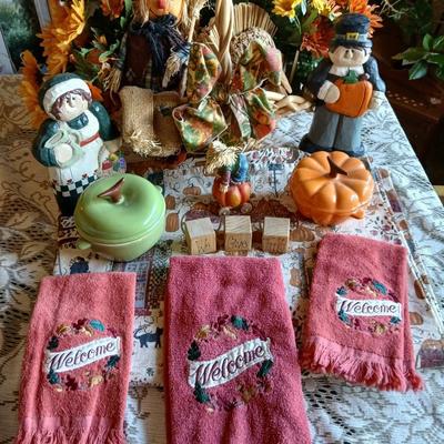 Fall & Thanksgiving Decor Lot – Figurines, Towels, Florals