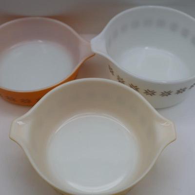 Vintage Pyrex Casserole Dishes with Lids