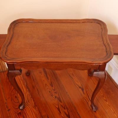 Queen Anne Stye Tea Table With Pull Out Candle Stands